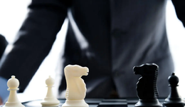 12箱快递被顺丰扔到垃圾场，艺术家的索赔路已经走过一年