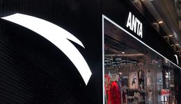 安踏海報被指打色情擦邊球，急著今年超越耐克，所以亂了步伐？