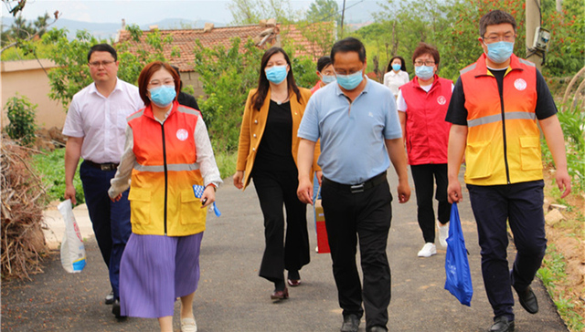 青岛崂山区王哥庄街道：关爱模范情暖心，爱德小城传文明