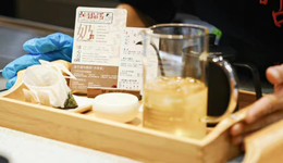 茶颜悦色开“茶馆”、一口气上17款新品，背后看中什么赛道？
