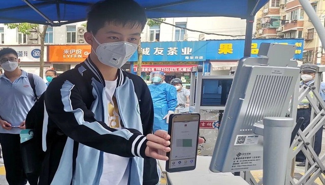 复学首日，普陀高二、高三学生返校秩序井然 