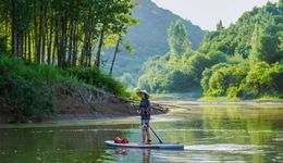 憋疯的年轻人，都去河里玩桨板了