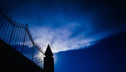 上市十年，唯品会除了衣服还能卖什么？