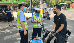 漯河郾城交警：请您出行戴头盔！