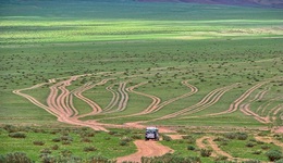 大廠卷入造車洪流，但造車不再是唯一的船票