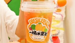 8斤椰子水、5L水果茶？“超大桶”徹底翻紅，半個飲品圈都在賣