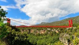 “悬空桥”变“夺命桥” ?被网红项目“绑架”的景区如何遵守警戒线？