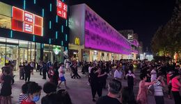 商超盯上了绿化带