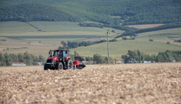 国家队混动拖拉机下线，国产拖拉机提前进入电动时代