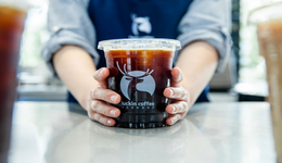 瑞幸亮最新季报和换CFO，收入逼近星巴克，门店超出1400家