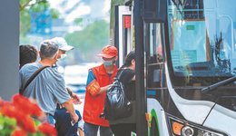 直面高温“烤”验，坚守交通一线