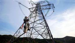 浙江宁波：他们坐着“缆车”到500千伏线路上带电作业