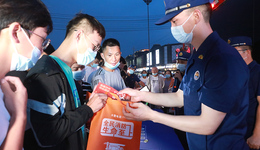 郑州航空港：消防宣传驻夜市，夏日蓝焰护平安