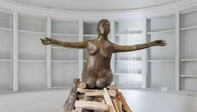 那种强烈的越界感，正是女性艺术家绽放的自我