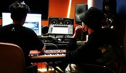 比起打歌舞台，内娱偶像更缺专属制作人