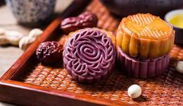 这届中秋月饼消费新图景：“刺客”吓退，平价上位，联名减少，老字号翻红