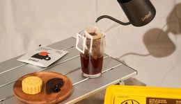 面对“逢场作戏”的年轻人，食品品牌们做月饼也开始“摆烂”了？