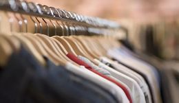 30家上市服飾成績(jī)單：運(yùn)動(dòng)品類笑傲中場(chǎng)，平均6%的門(mén)店消失了