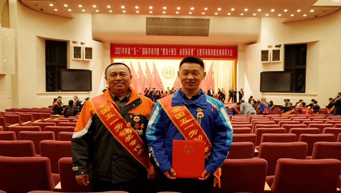 【非凡十年】外卖小哥走进人民大会堂，他奋斗不辍收获“荣光” 