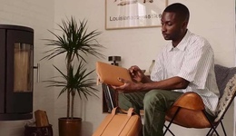 TOPBRAND | metal盲盒获融资；蜜雪冰城拟上市；谜尚母公司股份出售；Crocs x 7-Eleven联名系列将发售