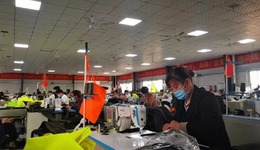 河南虞城：雨衣生产车间忙 产业振兴有保障