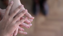 特別策劃 | 高鐵衛(wèi)生巾之爭、自駕阿姨逃離婚姻：女性尊嚴(yán)如何書寫？