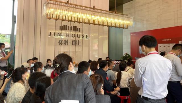 稳健与速度齐飞，顶流红盘保利·锦上携“低密”人居燃动港务区