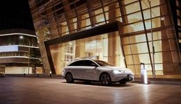 零跑上市，先跌為敬