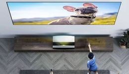 家用激光投影“風(fēng)頭正勁”，或?qū)⑻娲财岭娨暎? class=