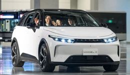 富士康到底为谁造车？