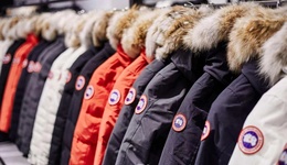 高端羽絨服在風(fēng)雨中“飄搖”