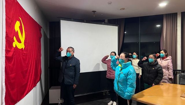 红色的旗帜高悬长空，沸腾的血液化为诗篇