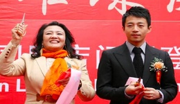 敲蛇赶狼，“拼命三娘”张兰是怎样炼成的？