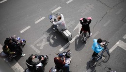 雅迪带头、小牛九号押注，两轮电动车高端化的追逐和迷局