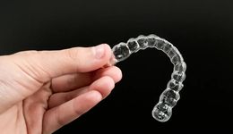 牙齿隐形矫治：如何将“塑料”卖出黄金价格？