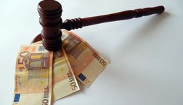 违规炒股“祸”不单行：基金经理、券商员工被罚53万，涉事股票经历“过山车”