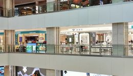 元气大伤的购物中心，靠“变态”找机会