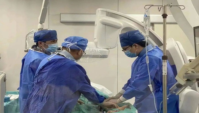 血管外科微创巧“拆弹”！普陀区人民医院首例微创动脉瘤手术成功实施 