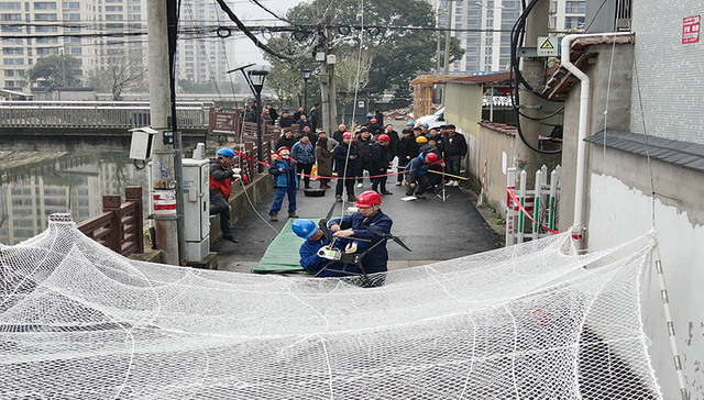 50万测绘无人机兜挂在高压线上 宁波电力紧急处置