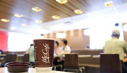 咖啡下沉，麦当劳卷得过瑞幸吗？