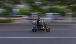 两轮车，“滚”出平平无奇的万亿新市场