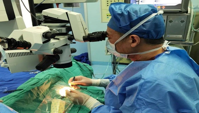 青光眼治疗有新突破！普陀区人民医院完成首例EX-PRESS青光眼引流器植入术 