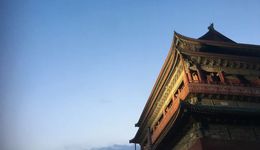 快活的年轻人，挤在北京鼓楼