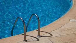 大学老师靠清洗泳池年入3亿，身背千万专利诉讼冲刺IPO