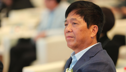 抱着“不务正业”赚到的400亿，他想好好做衣服了