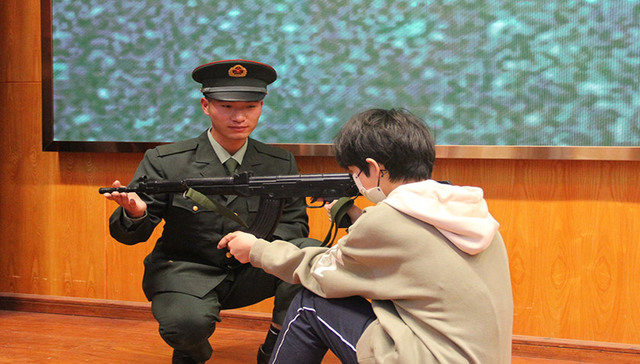 退伍“兵哥哥”被中学生“表白”“哥哥你好帅，我以后也要像你一样！”