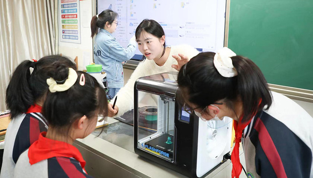 大学实验搬进中学课堂 大手牵小手探寻科学奥秘