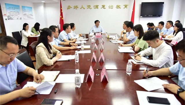 青岛市教育局举办“与榜样面对面——局机关青年干部座谈会”