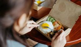 吃剩菜盲盒的年轻人