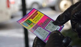 年輕人涌向彩票站